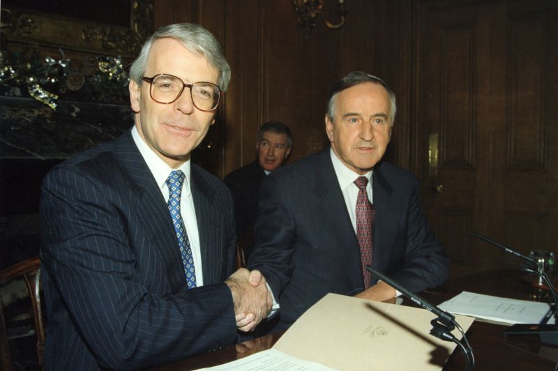 December 15, 1993: British Prime Minister John Major shakes hands with Taoiseach and Fianna Fail leader Albert Reynolds on the Joint Declartion at a press conference in Downing St. (RollingNews.ie)