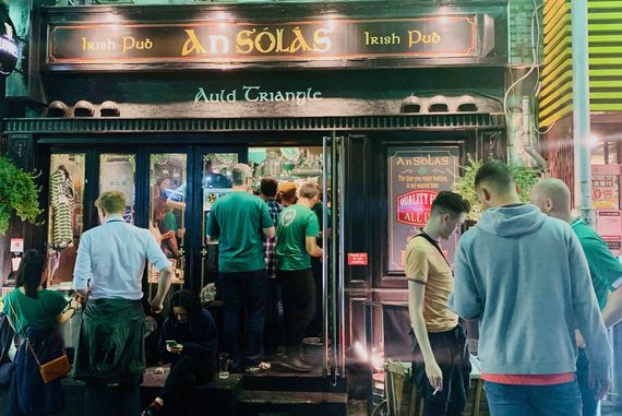 An Solas public house is a gathering spot for the Irish in Tokyo. An Solas public house is a gathering spot for the Irish in Tokyo.
