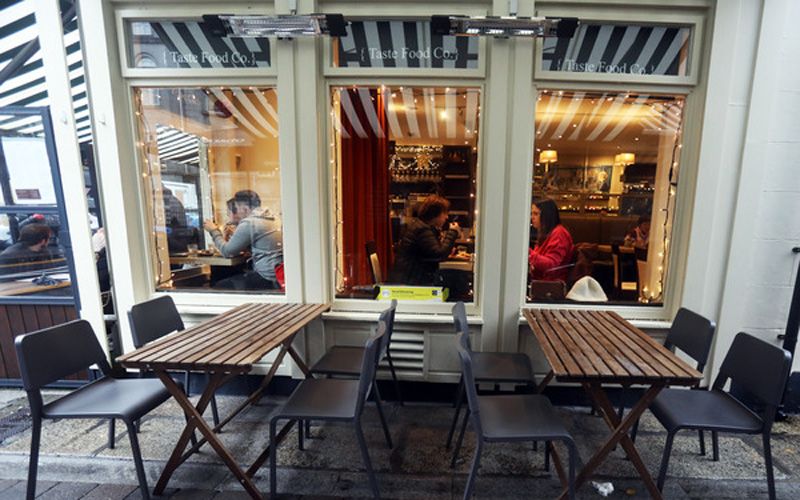 Customers having lunch in a restaurant after Ireland lifted COVID-19 restrictions. Credit: RollingNews.ie