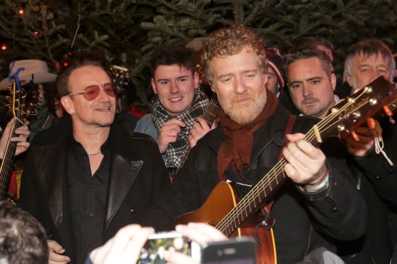 Bono and Glen Hansard busking on Christmas Eve 2013. (RollingNews.ie)