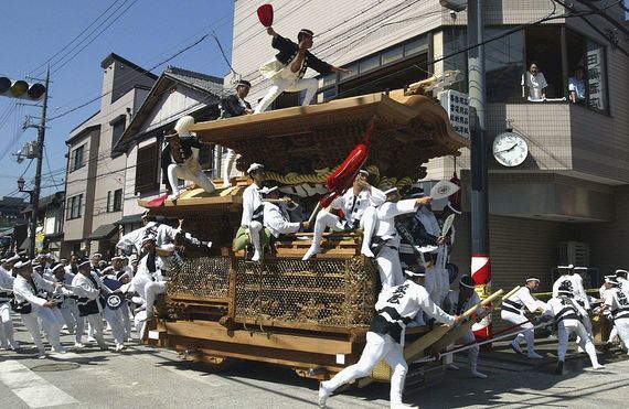 The Danjiri Matsuri festival passes through the town of Kishiwada The Danjiri Matsuri festival passes through the town of Kishiwada