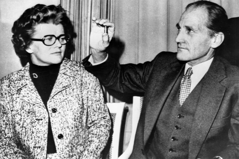 Dr. Tiede Herrema and Elisabeth. Dr. Herrema is holding up a bullet which was given to him by one of his kidnappers just before he was released to the police. November, 1975(Getty Images)