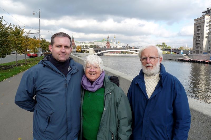 Paul Whelan and his parents during their visit to Russia in 2009 (Free Paul Whelan / Facebook)