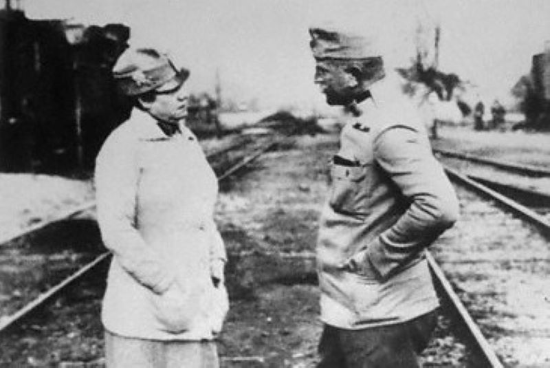 Nellie Bly, representing the New York Evening Journal, speaks with an officer of the Austrian Army in Poland circa 1914. (International News Service / Public Domain)