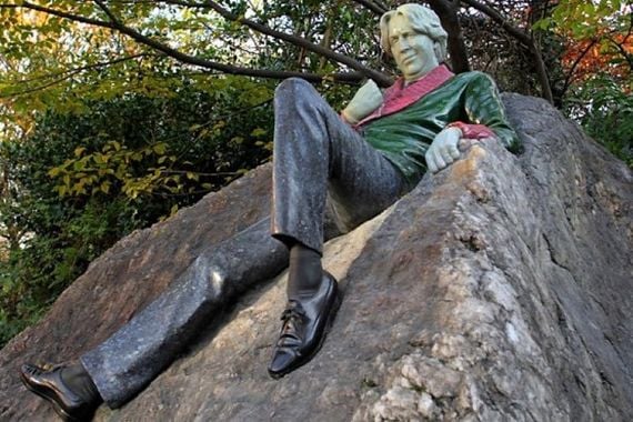 Oscar Wilde, Merrion Square park, north west entrance Oscar Wilde, Merrion Square park, north west entrance