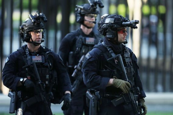 Military Police pictured outside The White House. Military Police pictured outside The White House.