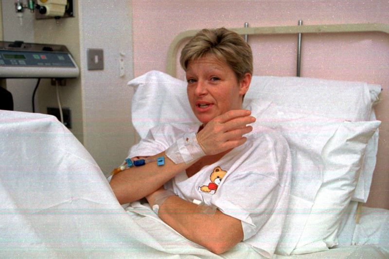 Veronica Guerin in the hospital on January 29, 1995 after being shot in the leg. (RollingNews.ie)