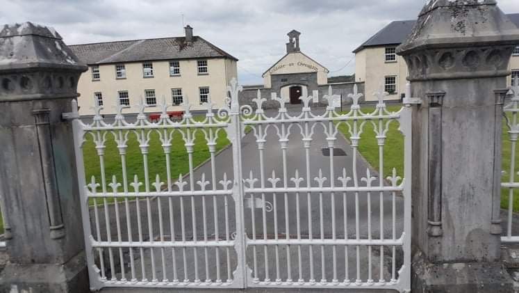 Former workhouse Mountbellew where the orphan girls lived in 1852. Building now used as secondary school called Coláiste an Chreagain. Former workhouse Mountbellew where the orphan girls lived in 1852. Building now used as secondary school called Coláiste an Chreagain.