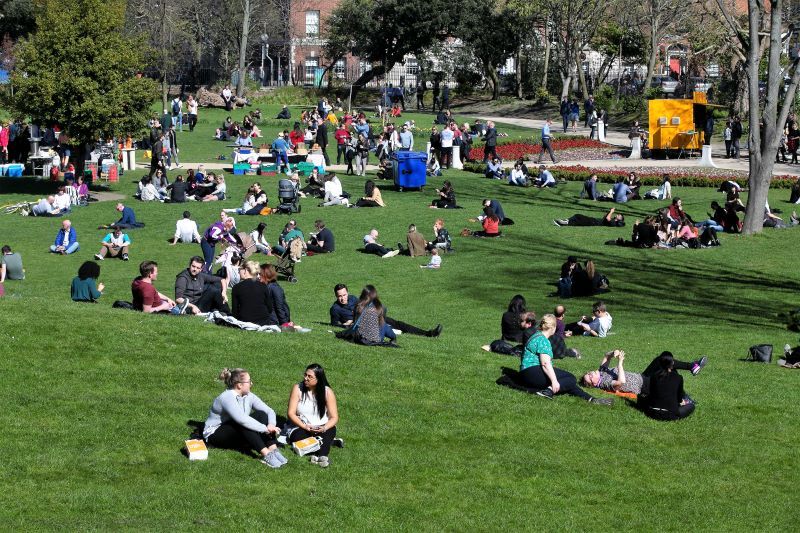 People enjoying the sun at Merrion Square park in March 2019. (RollingNews.ie)