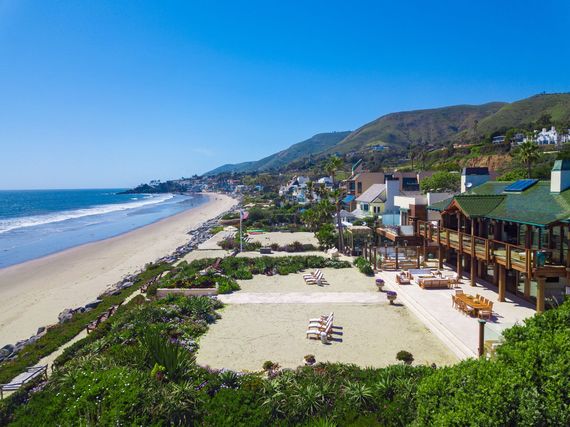 Life's a beach! The amazing frontage of Pierce Brosnan in Malibu. Life's a beach! The amazing frontage of Pierce Brosnan in Malibu.