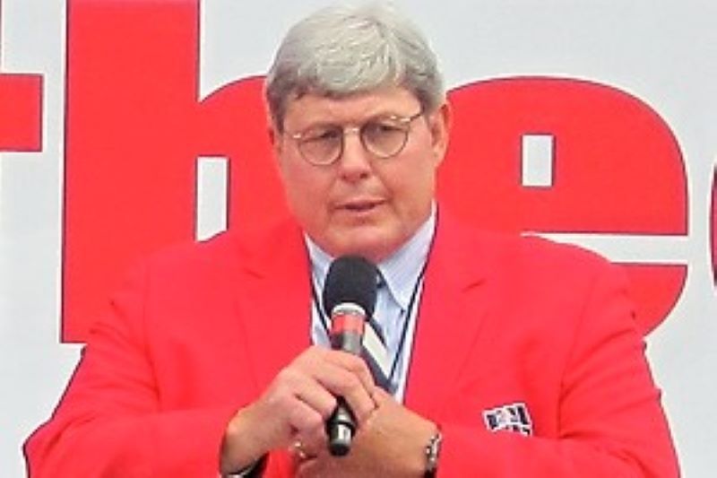 August 2010: John Hannah speaks at the Patriots Hall of Fame induction ceremony for Sam "Bam" Cunningham. (Public Domain)