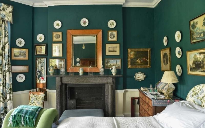 Upstairs there are more than fifteen individually decorated bedrooms Upstairs there are more than fifteen individually decorated bedrooms