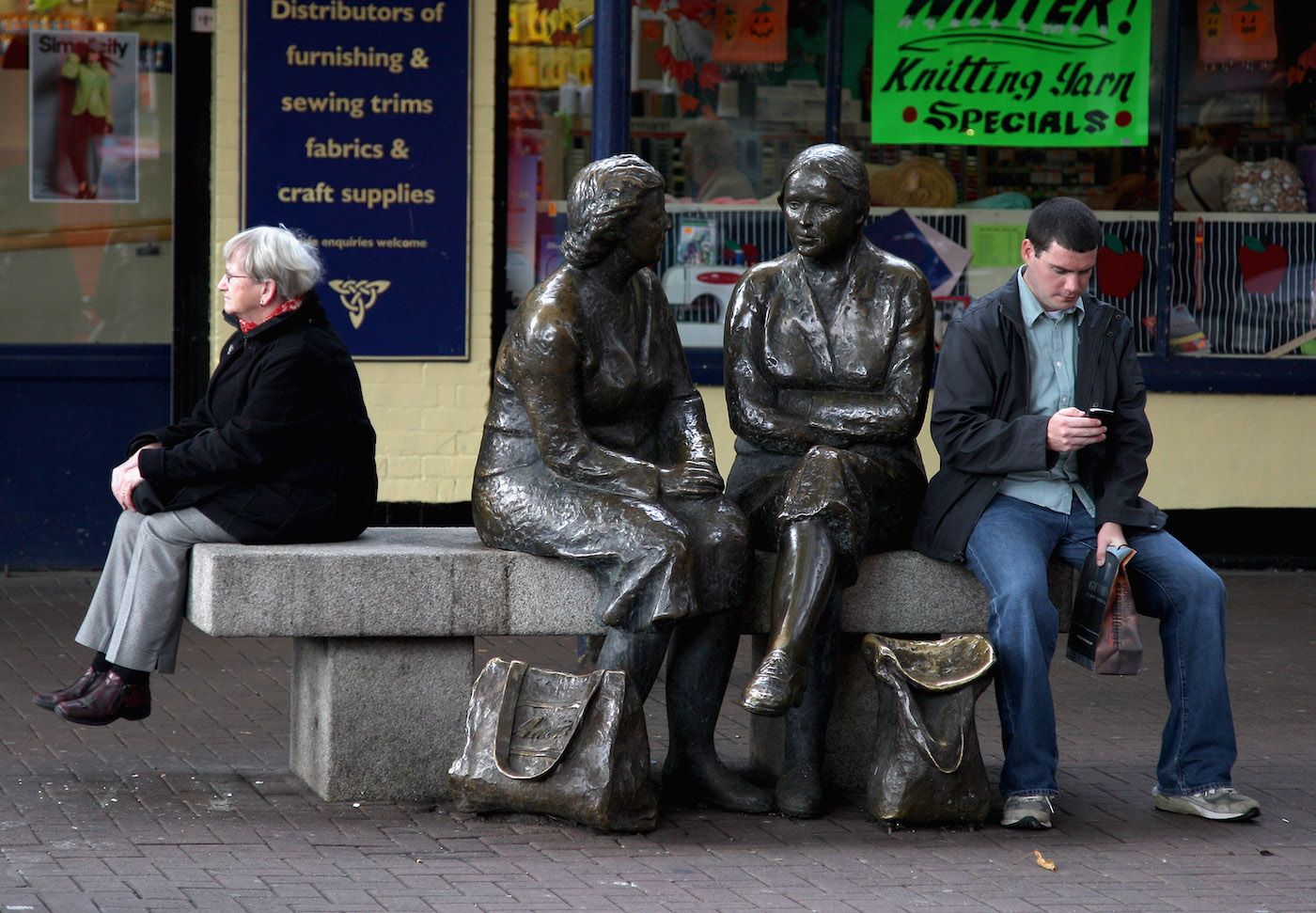 Statue of two women, next to the Ha’Penny Bridge Statue of two women, next to the Ha’Penny Bridge