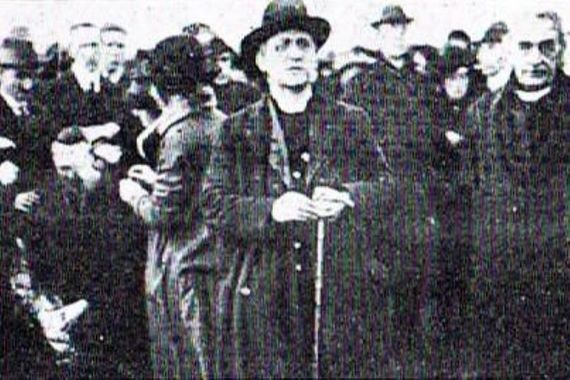 Fr. Hayes reciting the rosary outside Wormwood Scrubbs Jail, November 1920.
