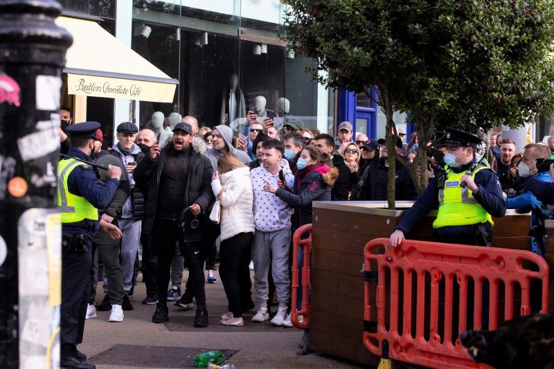 February 27, 2021: Protesters on Grafton Street in Dublin. (RollingNews.ie)