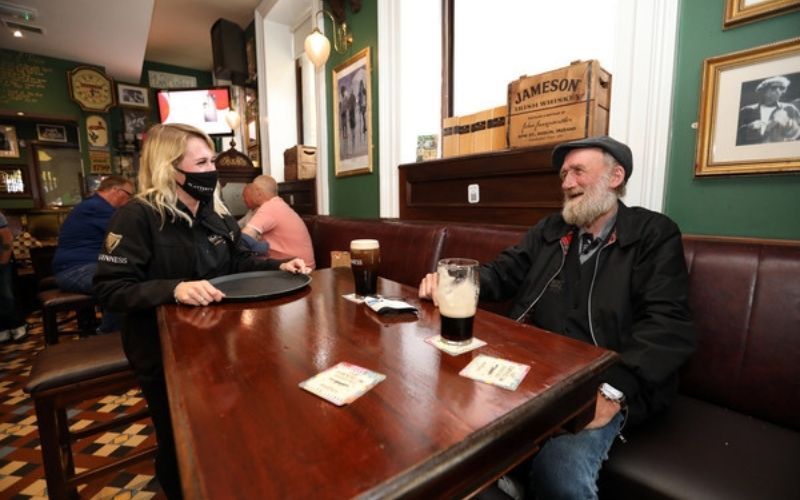 Customer Jimmy Nooks from Caple Street gets a pint of Guinness from bar staff Becky Roche in PJ Slattery's pub Dublin. (RollingNews.ie)