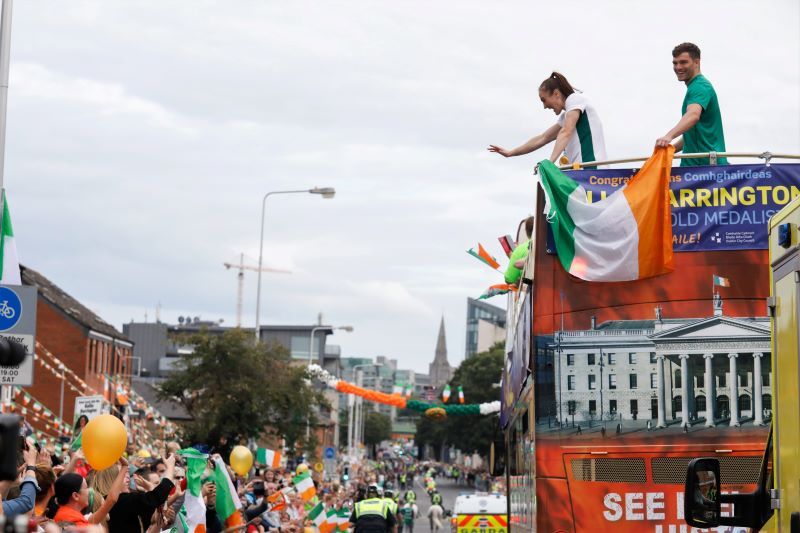 Kellie Harrington and Emmet Brennan receive a heroes welcome on Portland Row in Dublin. (RollingNews.ie)
