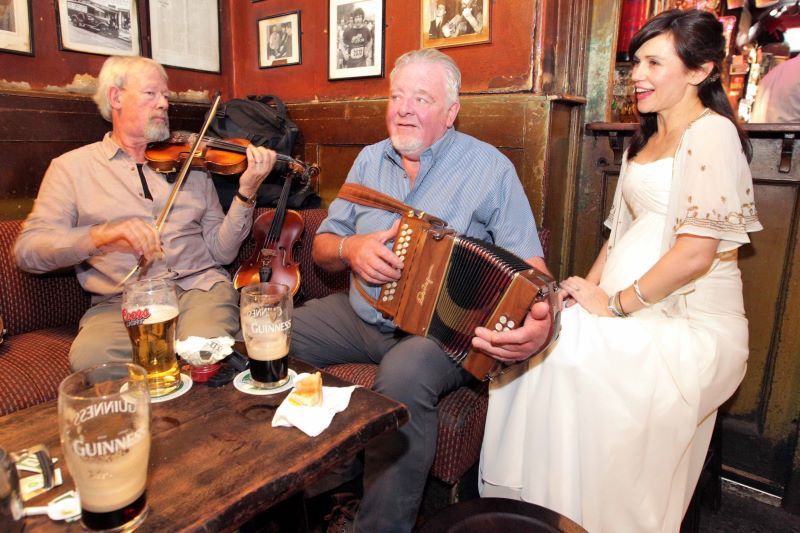 September 2015: Kaniah Cusack is pictured singing along with Paul Skehill, centre, and Shane McGlynn after her wedding to Matthew Farrell in O'Donoghue's pub on Baggot Street in Dublin. (RollingNews.ie)