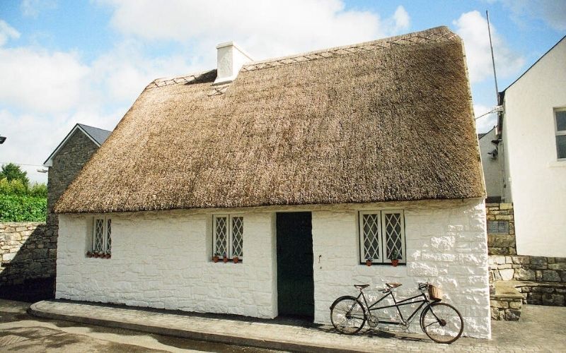 Irish thatched cottage. Credit: Tourism Ireland