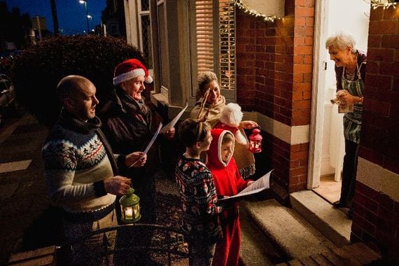 Christmas carollers. (Getty Images) Christmas carollers. (Getty Images)