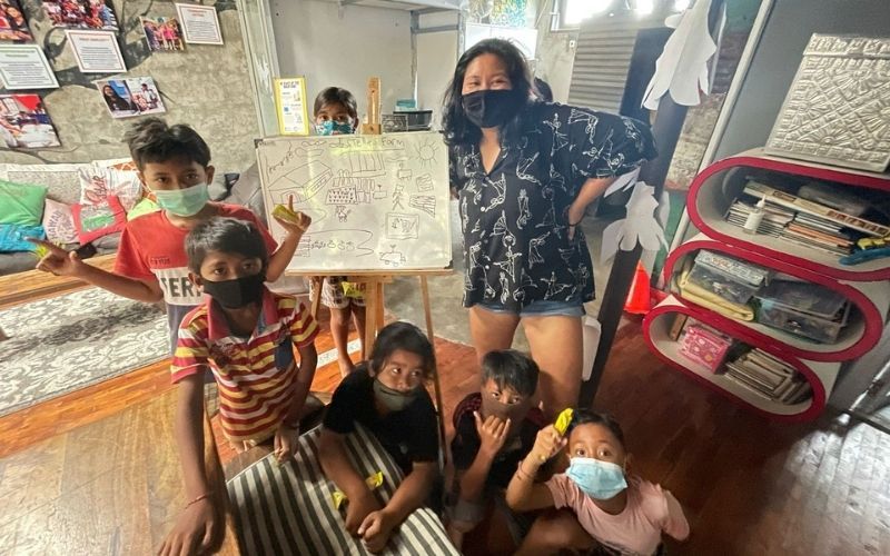 Saraz Sapio volunteers with the youth development NGO Stella's Child Saraz Sapio volunteers with the youth development NGO Stella's Child