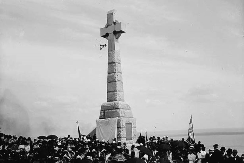 Memorial erected in 1909 in commemoration of the death of Irish immigrants of 1849. (Flickr / Library and Archives Canada / CC by 2.0)