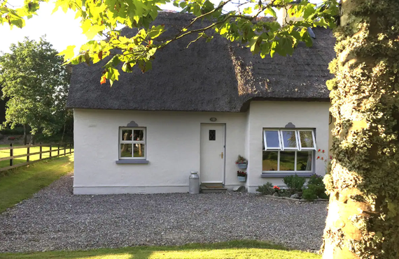 Quaint Thatched Cottage: Killarney, Kerry Quaint Thatched Cottage: Killarney, Kerry