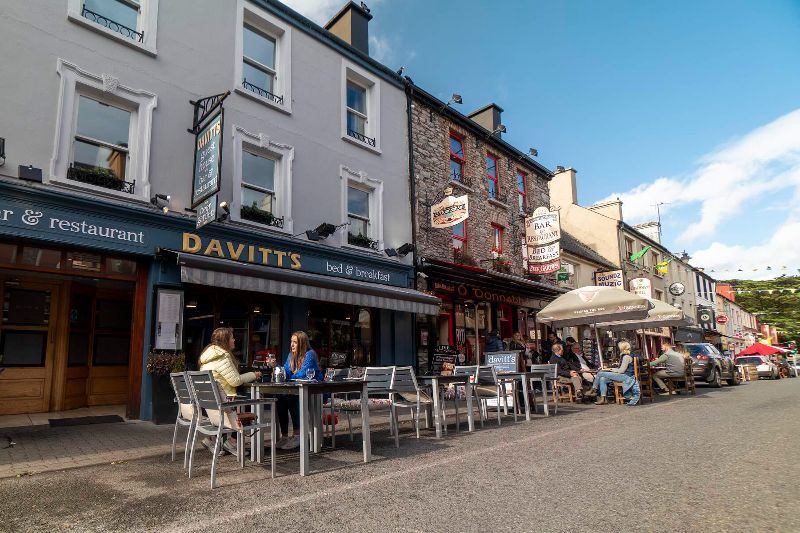 Outdoor dining in Kenmare, Co Kerry. (Ireland's Content Pool)