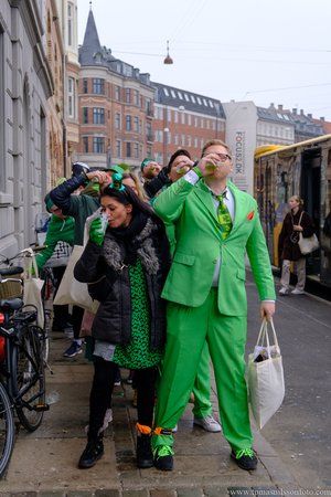 3 legged racers ´drink the first of five beers at the start of the 3 Legged Charity Race- 17 March 2022, Copenhagen. Credit— Tomas Nilsson 3 legged racers ´drink the first of five beers at the start of the 3 Legged Charity Race- 17 March 2022, Copenhagen. Credit— Tomas Nilsson