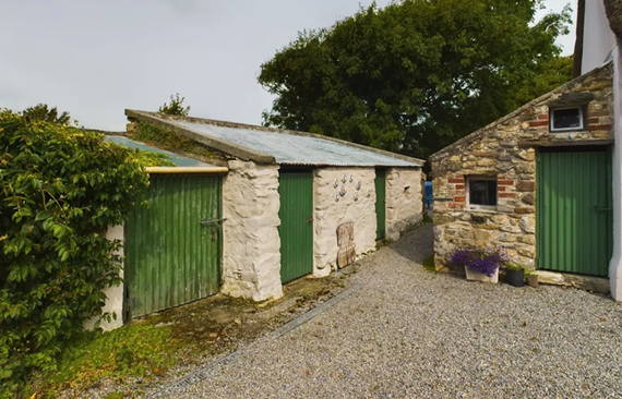 Out buildings and office (right), Thatched cottage, Dunabrattin, Tramore, Waterford. Out buildings and office (right), Thatched cottage, Dunabrattin, Tramore, Waterford.
