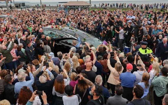 August 8, 2023: The hearse carrying Sinéad O'Connor's body passes in front of her former home in Bray, Co Wicklow as crowds of well-wishers and mourners line the seafront ahead of her funeral. (RollingNews.ie) August 8, 2023: The hearse carrying Sinéad O'Connor's body passes in front of her former home in Bray, Co Wicklow as crowds of well-wishers and mourners line the seafront ahead of her funeral. (RollingNews.ie)