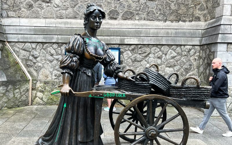 August 22, 2023: The Molly Malone statue vandalized with green paint, the second time in a week. (RollingNews.ie) August 22, 2023: The Molly Malone statue vandalized with green paint, the second time in a week. (RollingNews.ie)