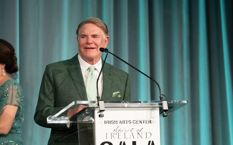 Previous Spirit of Ireland Awardee Joe Moglia introduces 2025 honoree Conan O’Brien. Photo by Nir Arieli. 