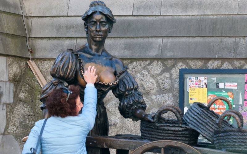 May 2025: A person rubbing the chest of the Molly Malone statue in Dublin. (RollingNews.ie) May 2025: A person rubbing the chest of the Molly Malone statue in Dublin. (RollingNews.ie)