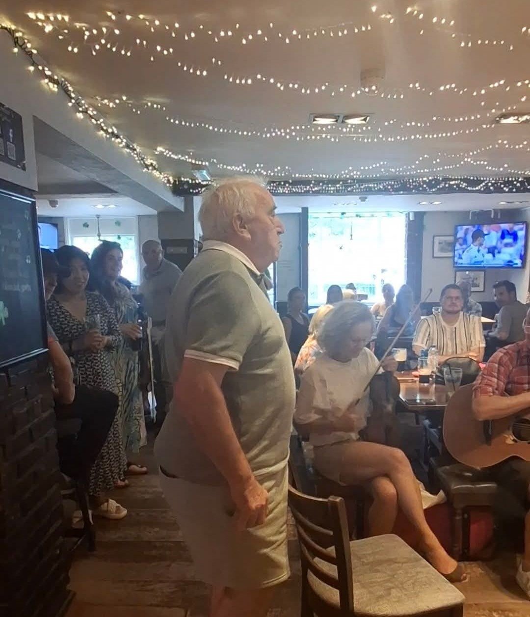 Local Hughie Breen sings at the session (© James Hoctor 2025)