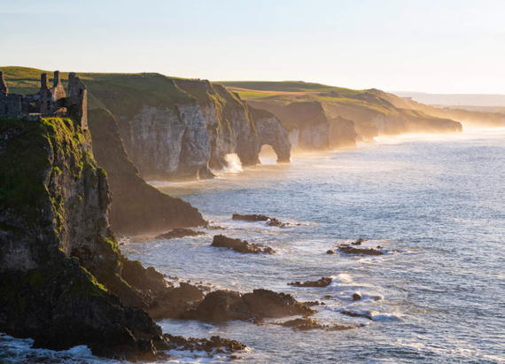 Dunluce Castle and White Rocks, Antrim:  Tá stair Luath-Chríostaí láidir in Aontroim