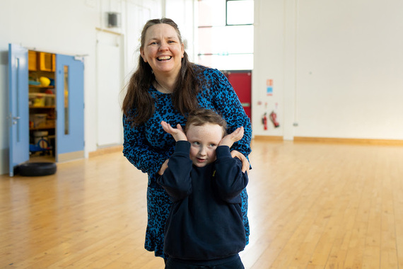 Anita Mhic Gib and her daughter Mairéad. (TG4)