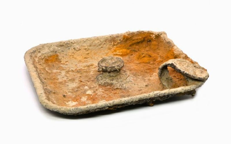 A metal finger-loop candle holder found in the subterranean chamber. (ODAIT)