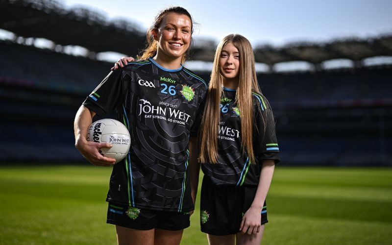 Dublin star Leah Caffrey with U15 O'Tooles footballer Lilly Dunne at Croke Park in advance of the John West Féile Peile na nÓg finals 2026. (David Fitzgerald/Sportsfile)