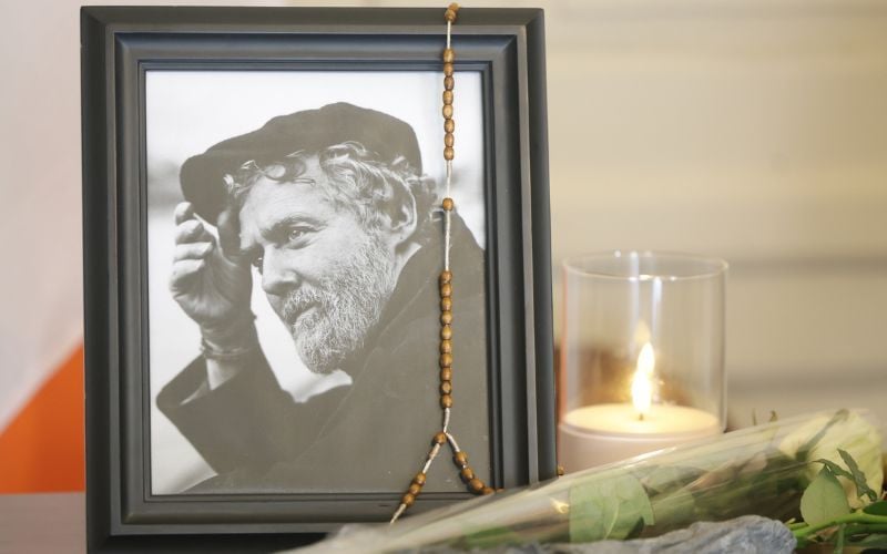 A photo of Glen Hansard next to his book of condolences at the Mansion House in Dublin. A photo of Glen Hansard next to his book of condolences at the Mansion House in Dublin.