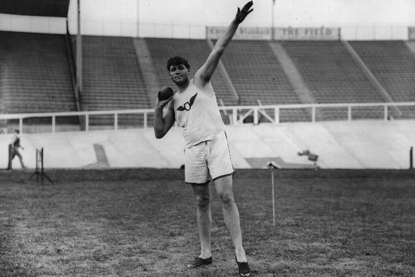 Ralph Rose practicing in London in 1908 (Getty)