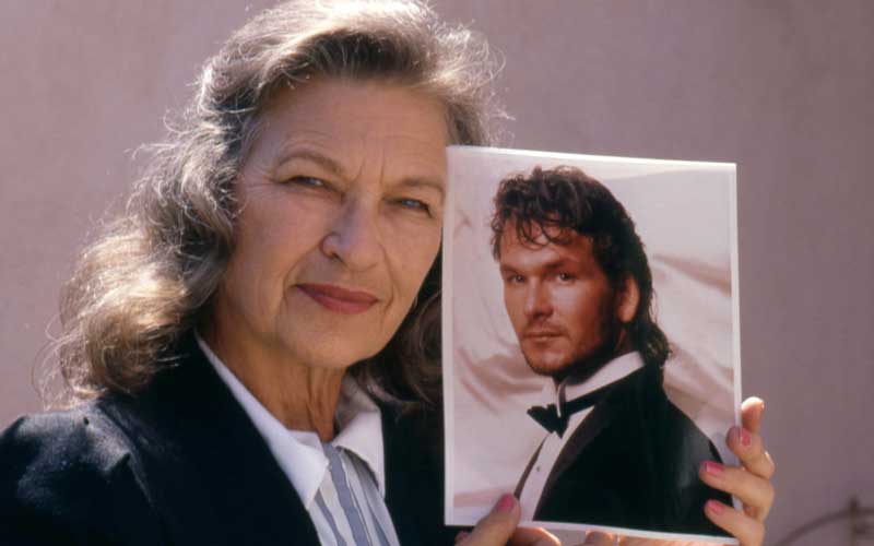 Patsy Swayze segurando uma foto do seu filho por volta de 1988. Crédito: Michael Montfort/Michael Ochs Archives/Getty Images