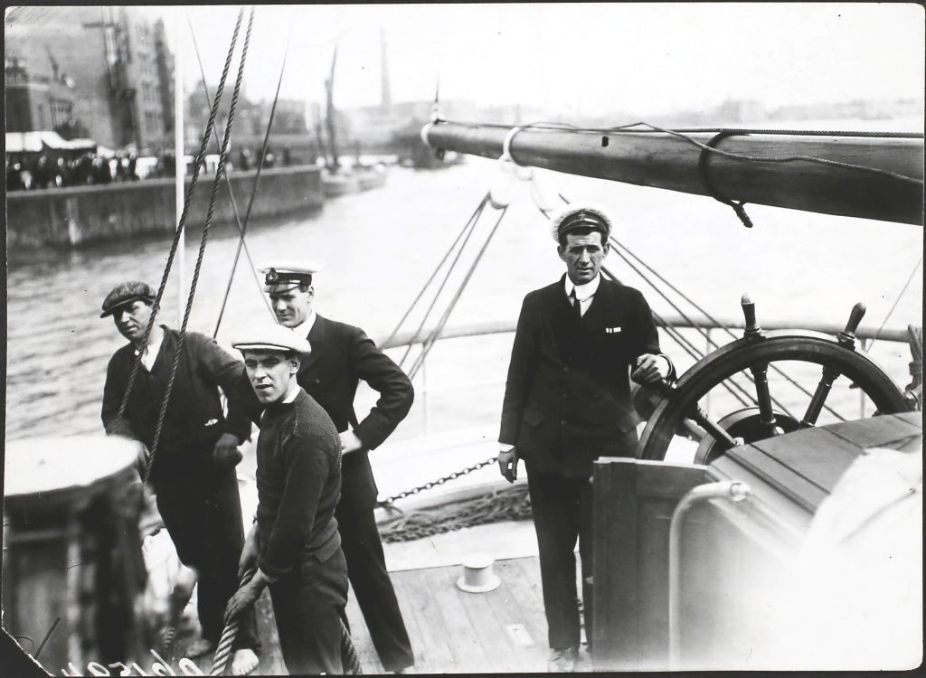 Tom Crean at the helm of the 'Endurance', as she leaves Millwall Dock in London on Ernest Shackleton's Imperial Trans-Antarctic Expedition, 1st August 1914. (Photo by Hulton Archive/Getty Images)