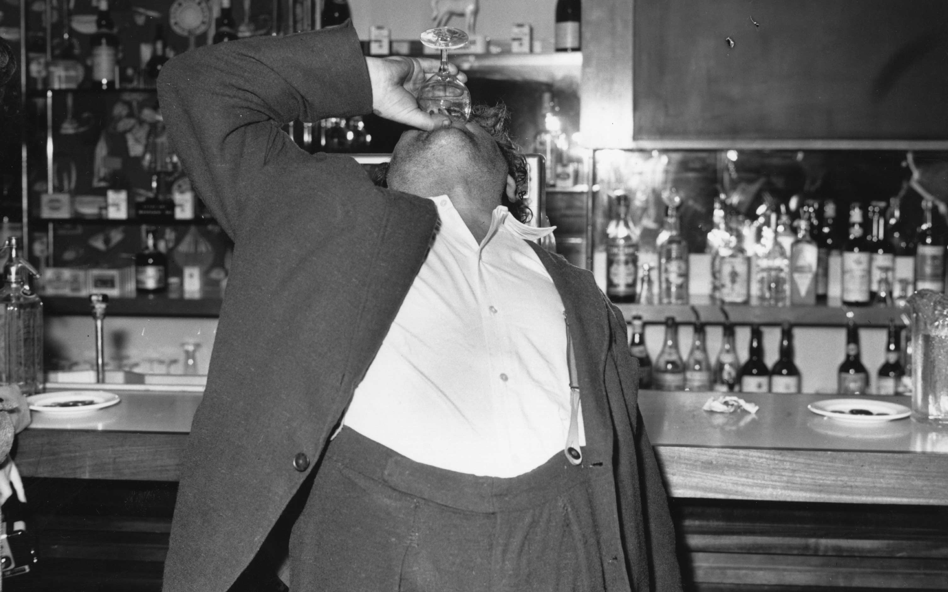 Irish playwright and poet Brendan Behan (1923 - 1964) having a final drink in London before going back to Ireland. (Photo by Keystone/Getty Images)
