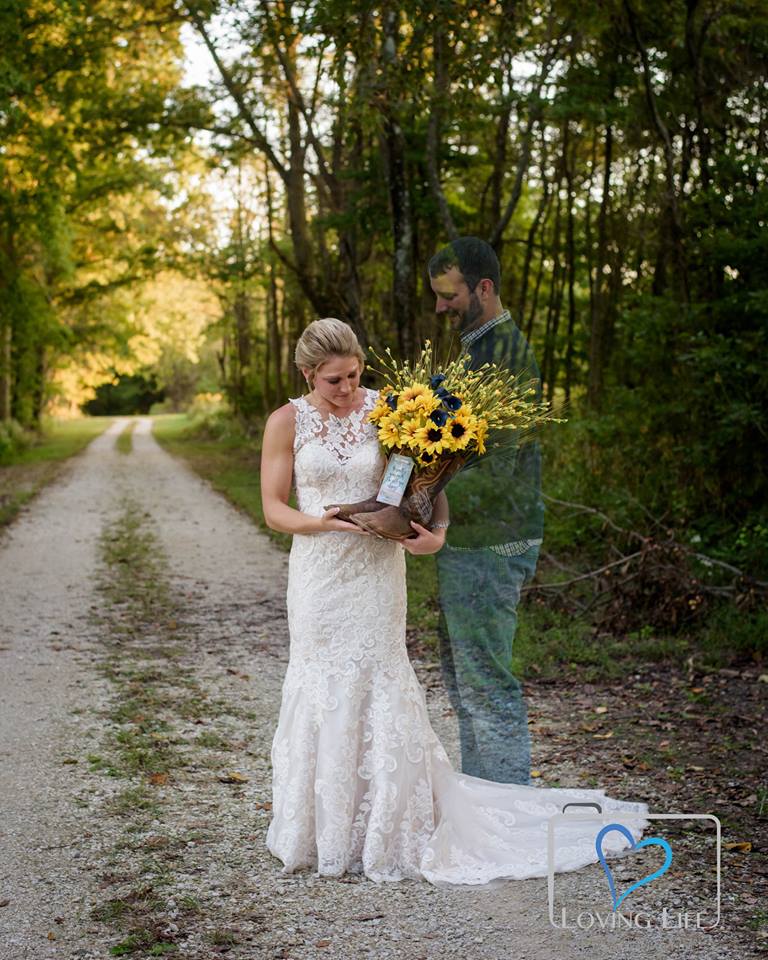 bride on grooms tomb