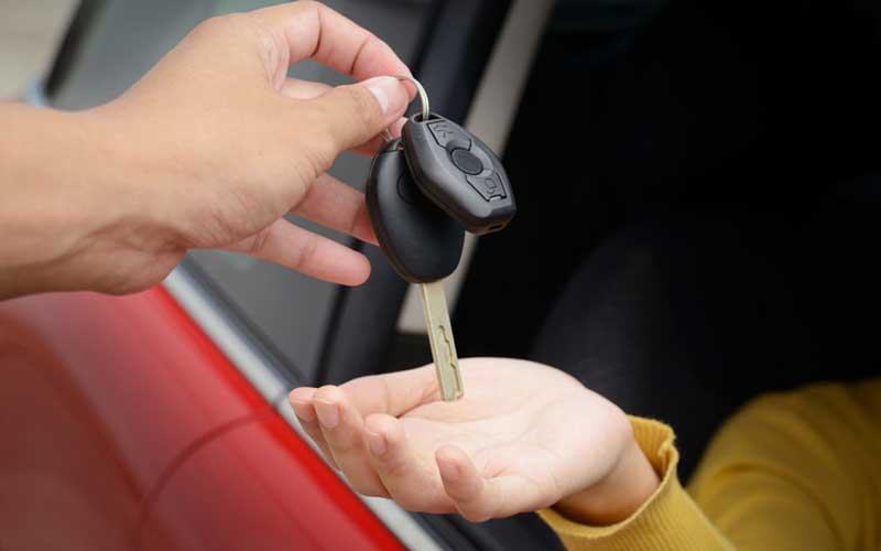 Handing over the keys for a car rental. Credit: Getty Images