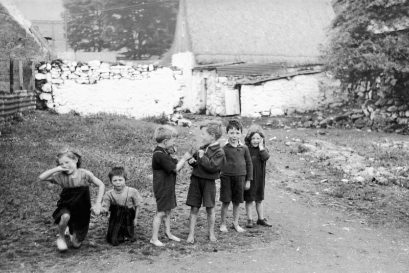 Un grup de copii din Claddagh, în jurul anului 1965 (Getty Images)