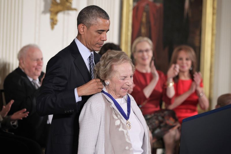 Presidente Obama apresentando Ethel Kennedy com a Medalha da Liberdade em 2014 (Getty Images)
