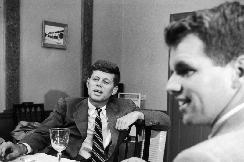 John F. Kennedy e Robert F. Kennedy em 1955 (Getty Images)