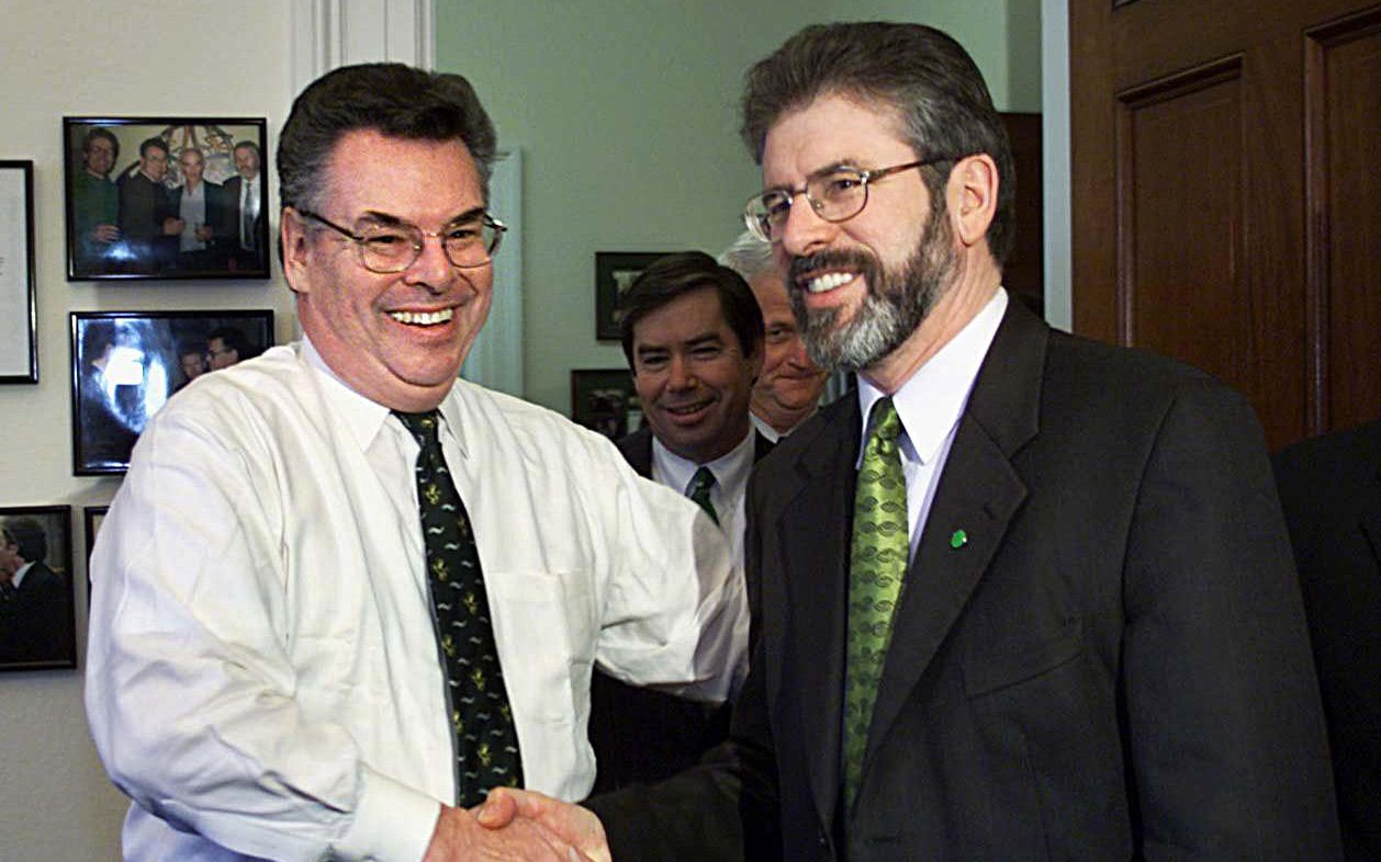 Sinn Fein President Gerry Adams (R), meets with US Rep Peter King, R-NY, in King's Capitol Hill Office, March 15, 2001, during his Washington DC visit. (Image: PAUL RICHARDS/AFP/Getty Images)